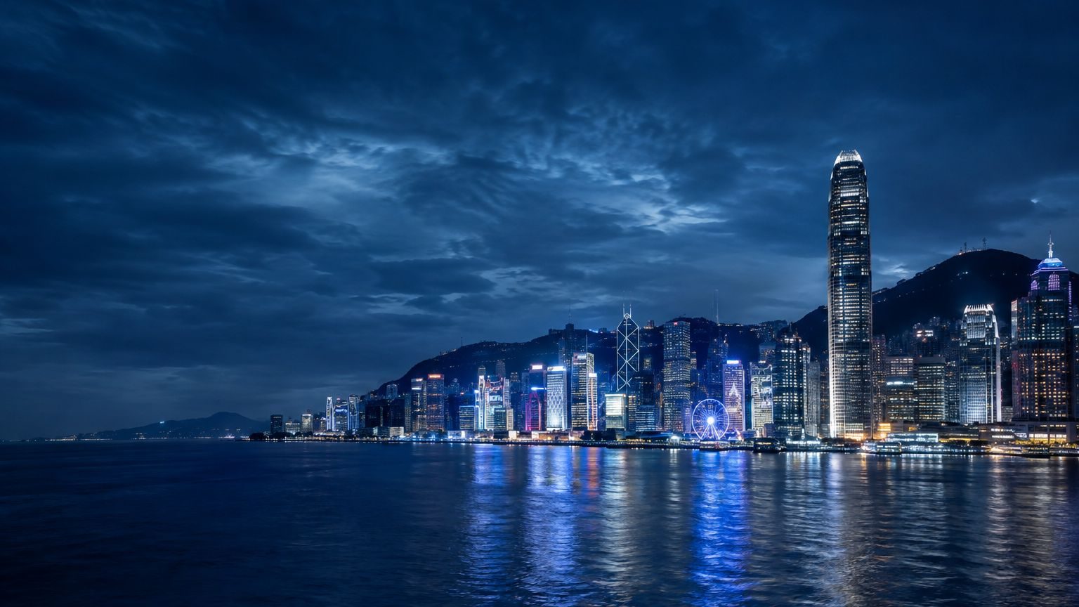 Tentang QTFX: foto editorial cakrawala Pelabuhan Victoria di Hong Kong dengan gedung pencakar langit