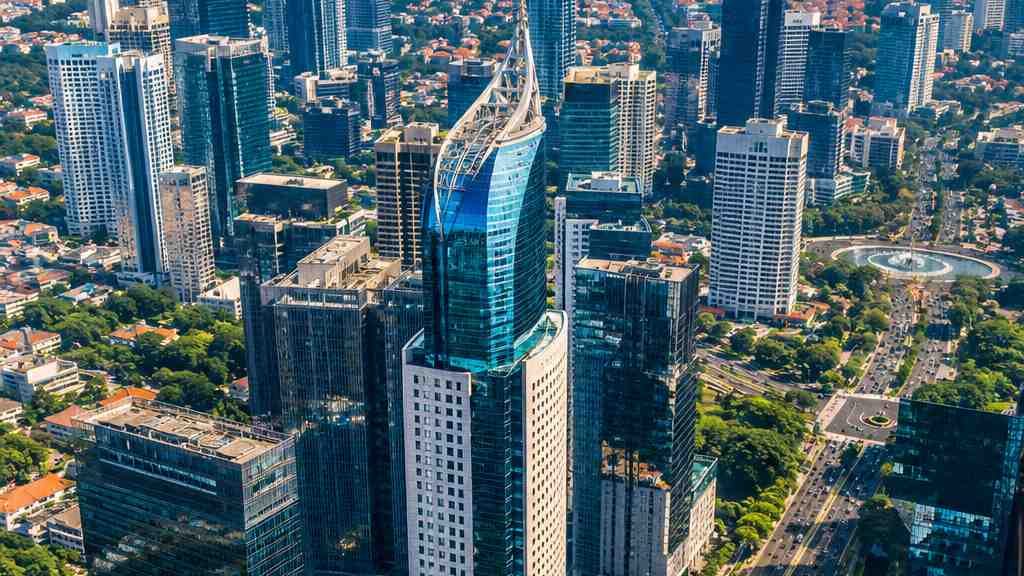Foto editorial cakrawala kota Jakarta dengan deretan gedung pencakar langit