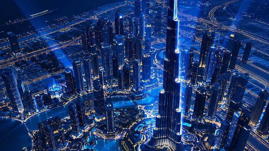 أفق مدينة دبي بأبراجها الشاهقة، رسم متجهي مسطح